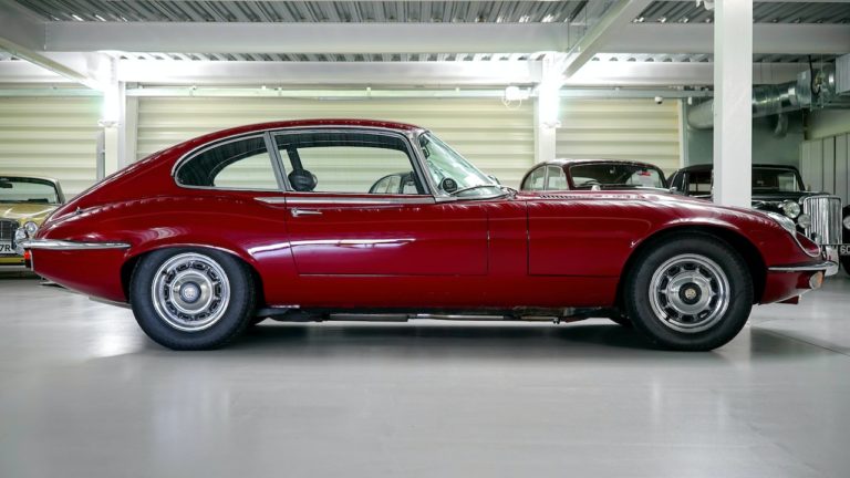 Jaguar - brytyjska marka samochodowa, znana z produkcji luksusowych i sportowych samochodów osobowych.