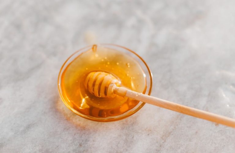 Miód lipowy: Poznaj historię tego niesamowitego produktu pszczelarskiego!